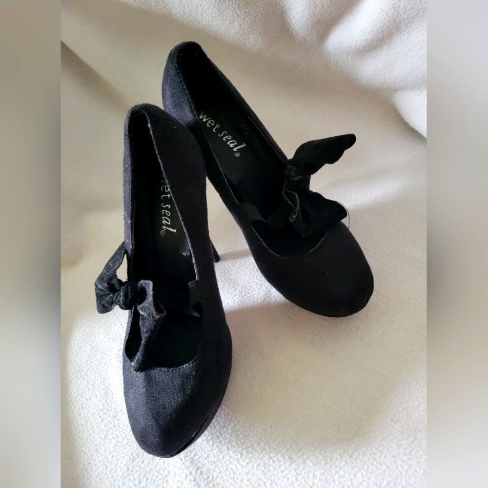 Wet Seal Black stiletto heel combined with a platform sole and a Bow, Size 8 